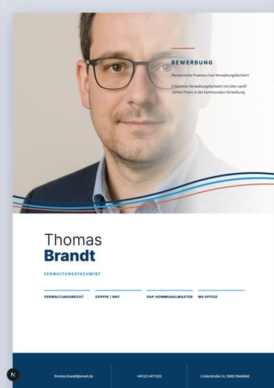 Blue Curve Portrait Deckblatt